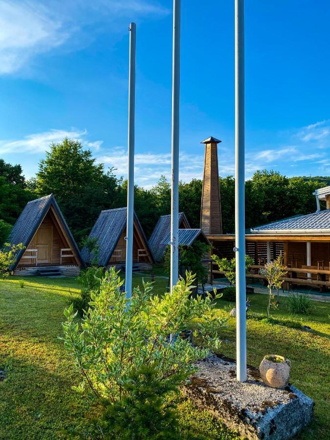 Rooms & Glamping Lana Haus Licko Petrovo Selo Exteriör bild