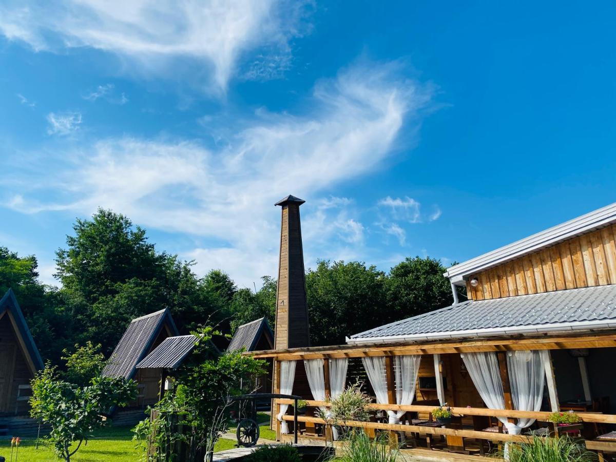 Rooms & Glamping Lana Haus Licko Petrovo Selo Exteriör bild
