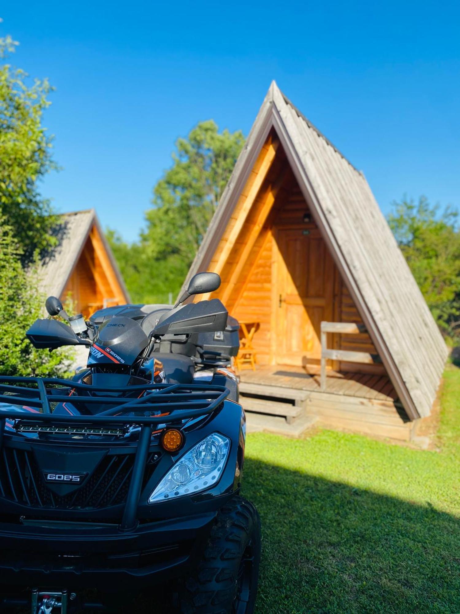 Rooms & Glamping Lana Haus Licko Petrovo Selo Exteriör bild