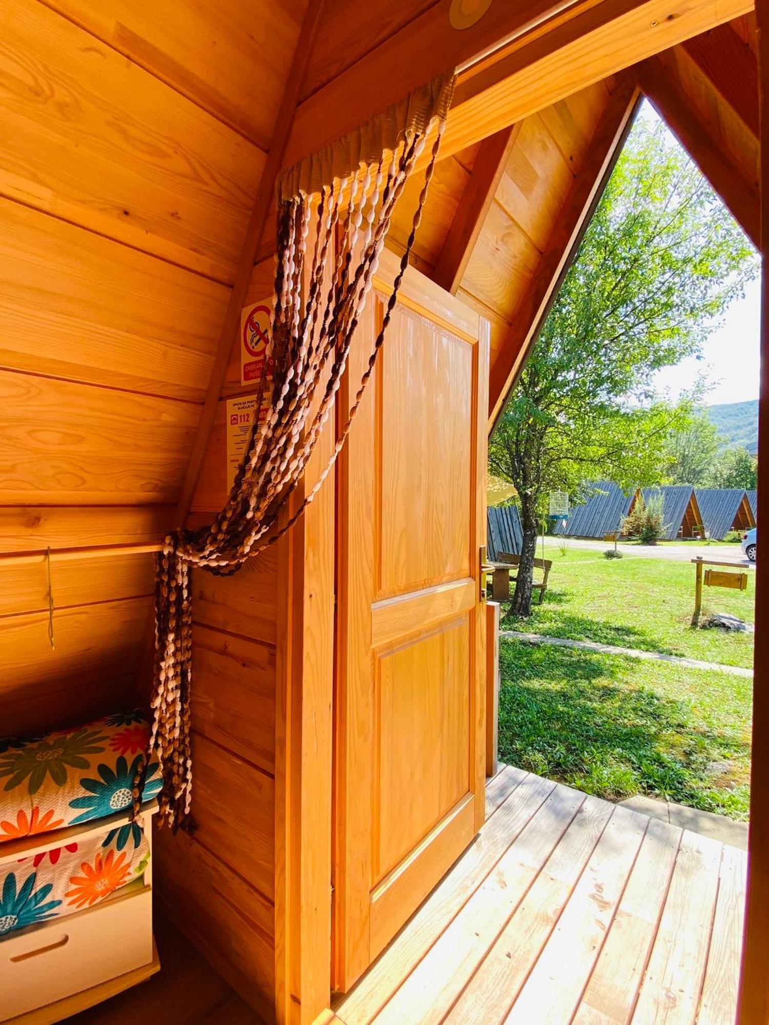 Rooms & Glamping Lana Haus Licko Petrovo Selo Exteriör bild