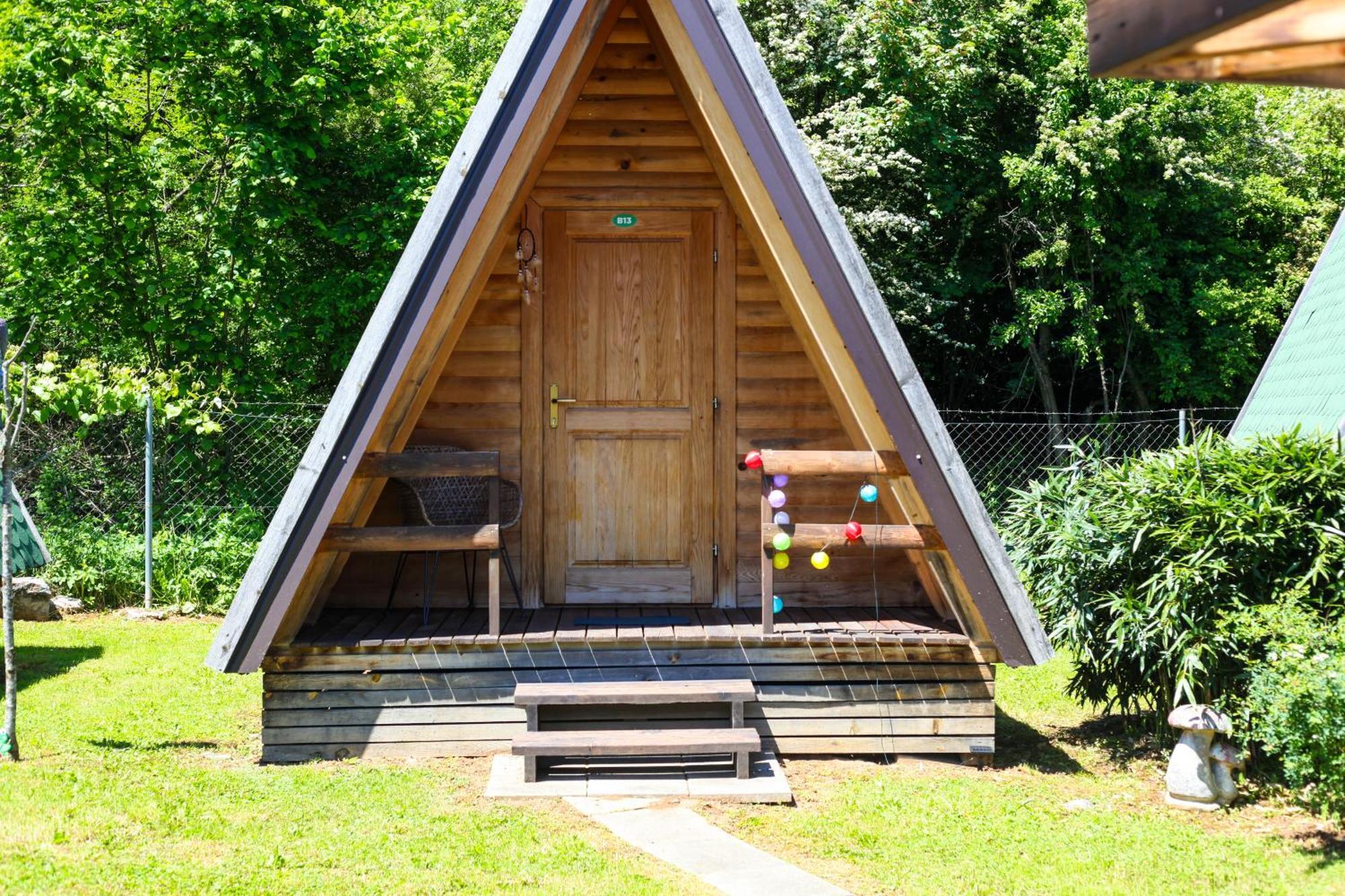 Rooms & Glamping Lana Haus Licko Petrovo Selo Exteriör bild
