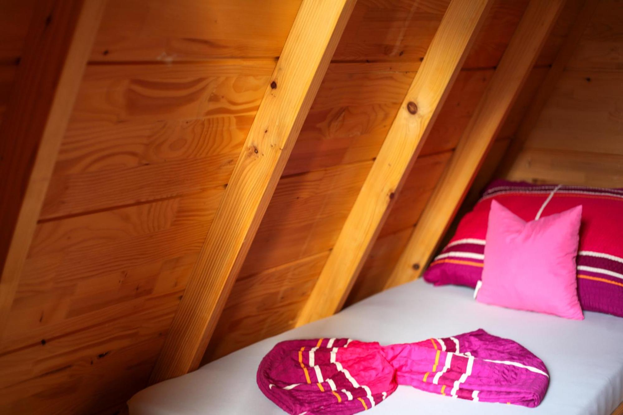 Rooms & Glamping Lana Haus Licko Petrovo Selo Exteriör bild